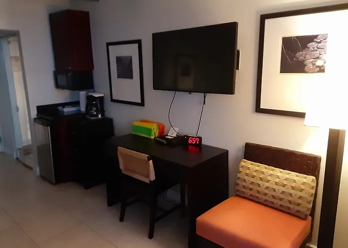 Manatee, Studio202, Beach Steps Away! Pool+Wifi
