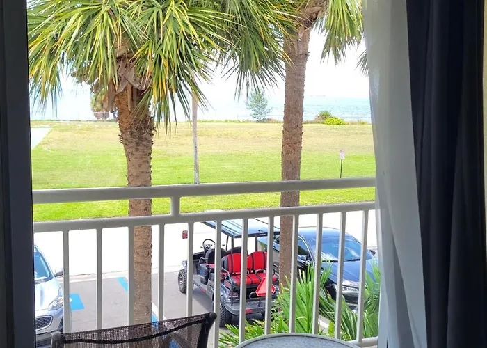 Manatee, Studio202, Beach Steps Away! Pool+Wifi