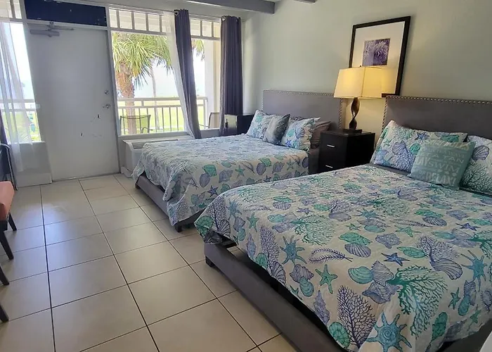 Manatee, Studio202, Beach Steps Away! Pool+Wifi