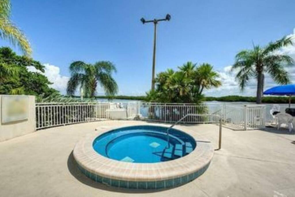 Manatee, Studio202, Steps Away! Pool+wifi Apartment Ruskin