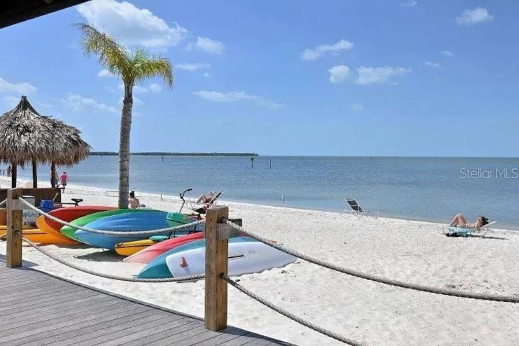 Manatee, Studio202, Steps Away! Pool+wifi Apartment