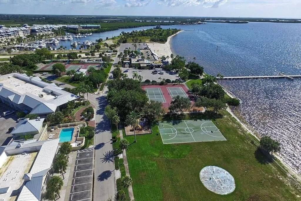 Manatee, Studio202, Steps Away! Pool+wifi Apartment