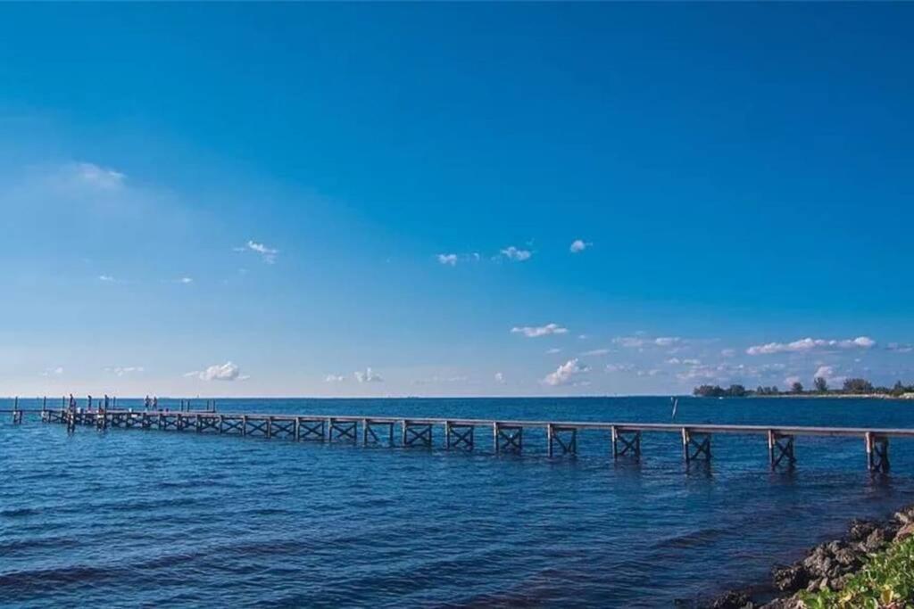 Manatee, Studio202, Steps Away! Pool+wifi Apartment Ruskin