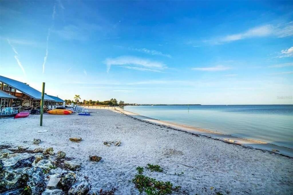 Manatee, Studio202, Steps Away! Pool+wifi Apartment