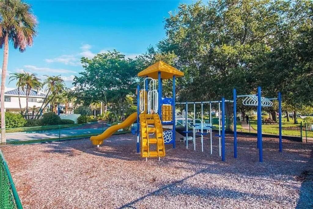 Apartment Manatee, Studio202, Steps Away! Pool+wifi *