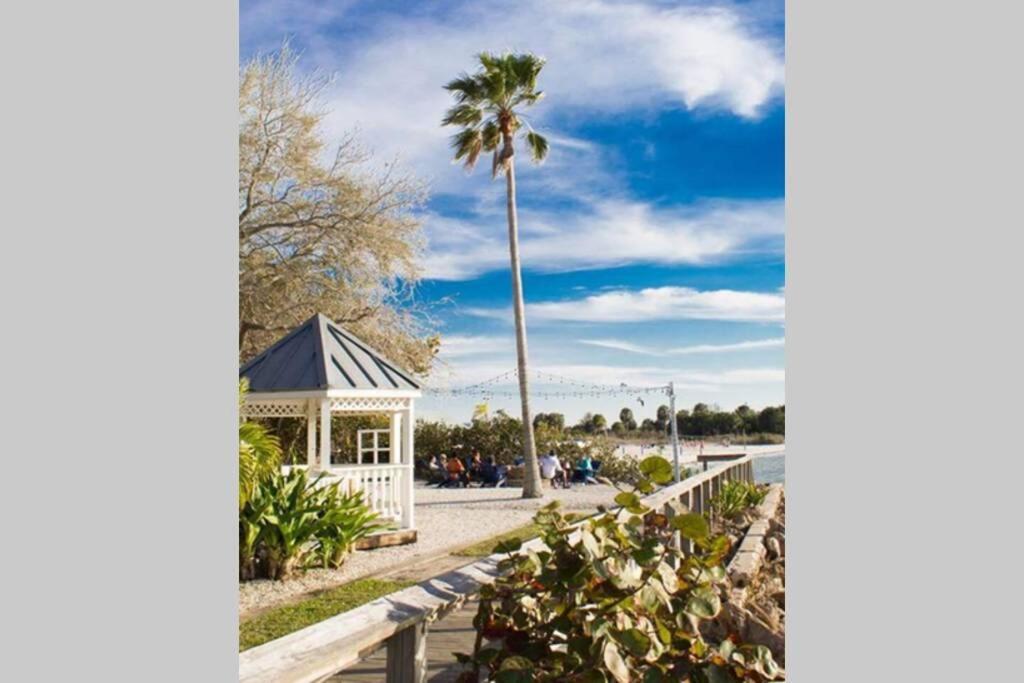 Manatee, Studio202, Steps Away! Pool+wifi Apartment Ruskin