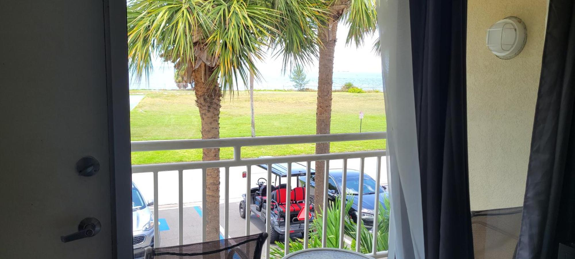 Manatee, Studio202, Steps Away! Pool+wifi Apartment *